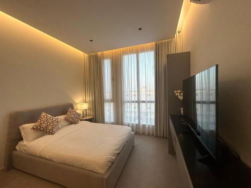 - une chambre avec un lit et une télévision à écran plat dans l'établissement Studio Al Malqa , Prime location, Self Check-in, à Riyad