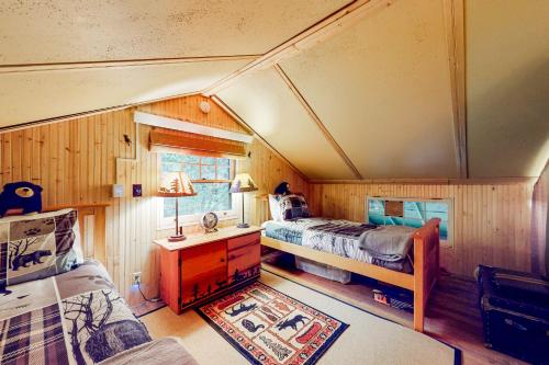 Ένα ή περισσότερα κρεβάτια σε δωμάτιο στο Sandy River Cabin