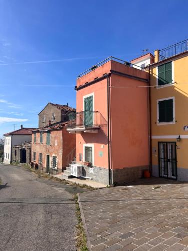 um grupo de edifícios numa rua em Olivetta House Holiday em Moneglia