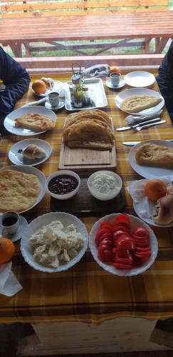 uma mesa com pratos de comida por cima em PROKLETIJE eko katun Vusanje em Gusinje