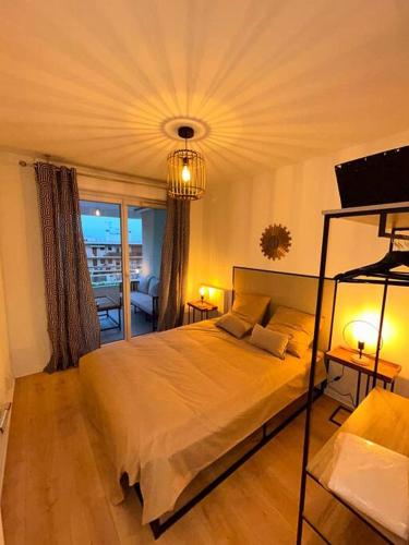 une chambre avec un lit et un lustre dans l'établissement T2 cosy avec parking, à Annemasse