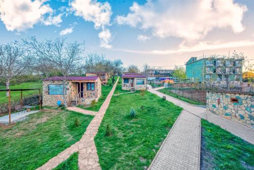 Κήπος έξω από το Villaggio Mirzaani Resort
