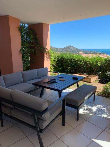 CAP Estérel pierre et vacances Type 3 , 2 chambres Rez de jardin clôturé ,vue Mer ,Inclus climatisation place de stationnement , accès aux Piscines ,animations