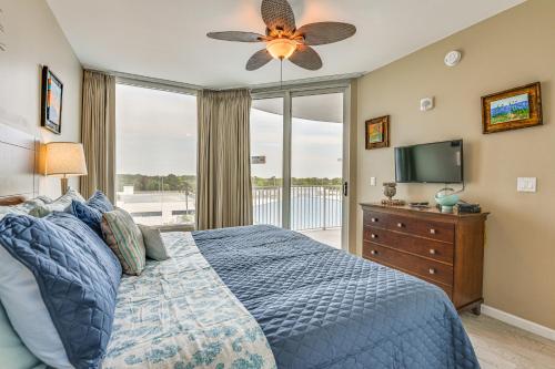 Schlafzimmer mit einem blauen Bett und einem Deckenventilator in der Unterkunft Palms of Destin Poolside Oasis - Walk to Beach! in Destin