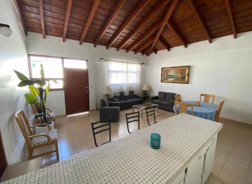 - un salon avec un canapé et une table dans l'établissement casa y bungalows frente al mar, à Rosarito