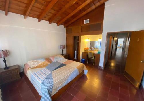 um quarto com uma cama grande num quarto em casa y bungalows frente al mar em Rosarito