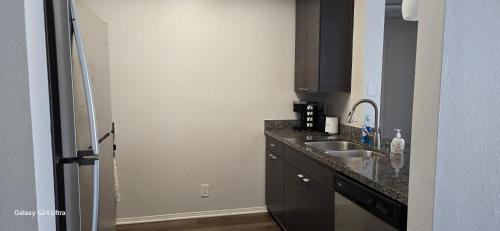 een keuken met een wastafel en een aanrecht bij apartment in Los Angeles