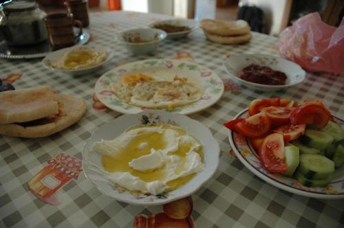 een tafel met borden eten op een tafel bij Vacation villa in Soghanlughi