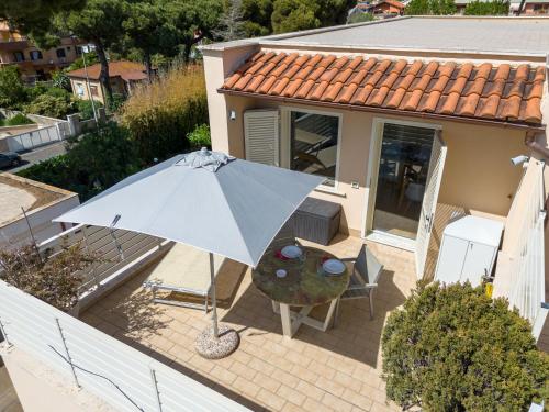 an overhead view of a house with a table and an umbrella at SUITE Home Ladispoli in Ladispoli