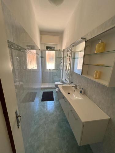 サンタ・マルゲリータ・リグレにあるCasa Margherita by PortofinoVacanzeの洗面台とシャワー付きの白いバスルーム