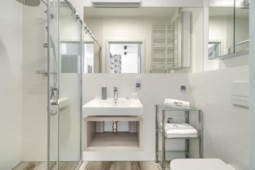 un bagno bianco con lavandino e doccia di Platinium Boho Holiday - Rewal z widokiem na morze przy plaży a Rewal