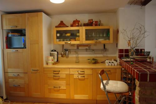 尼姆的住宿－Chambre donnant sur jardin，一个带木制橱柜和柜台的厨房