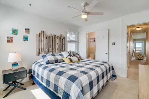 ein Schlafzimmer mit einem blau-weißen karierten Bett in der Unterkunft Pet-Friendly Ocean City Condo Walk to Beaches! in Ocean City