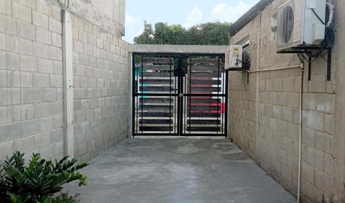 una entrada a un edificio con una puerta. en Apartamento Aeromar, Santa Marta, en Santa Marta