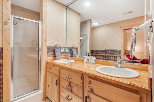 un bagno con due lavandini e una doccia di Lake Lure Oasis in the Woods w/ Hot Tub & More! a Lake Lure