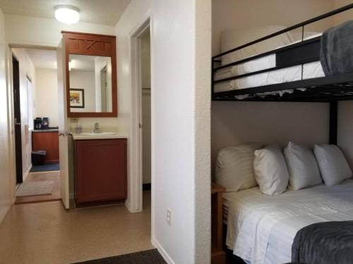 Двох'ярусне ліжко або двоярусні ліжка в номері 083A Affordable Getaway near South Rim Sleeps 6