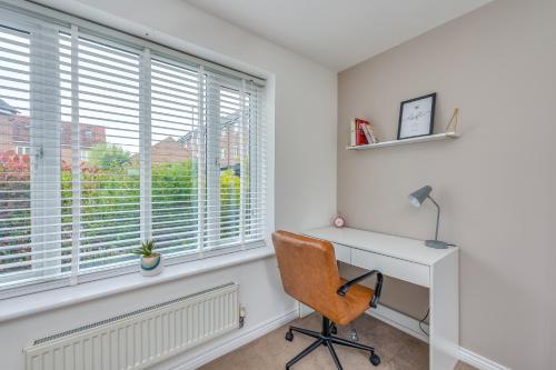 a office with a desk and a chair next to a window at Oakbridge House - 6 mins drive to CMK - Free Parking, Fast WiFi, Smart TVs with Sky and Netflix by Yoko Property in Milton Keynes
