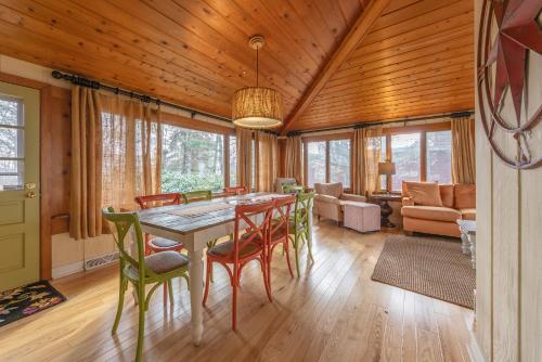Χώρος καθιστικού στο Stunning Views of Lake Michigan - Beautiful Home