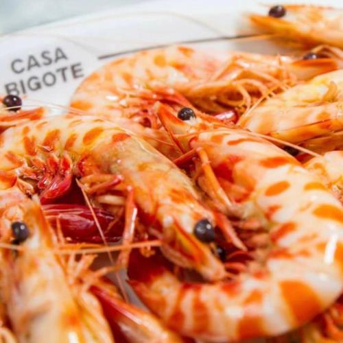 a pile of prawns sitting on top of a plate at Cabildo 3 in Sanlúcar de Barrameda