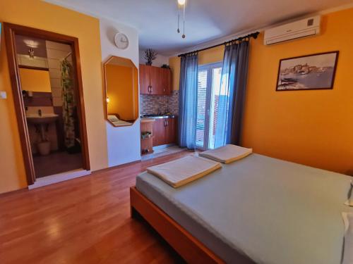 Beach apartment studio Roza Biograd - Premium location