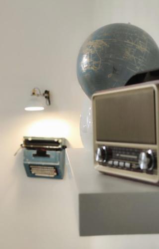 an old radio sitting on a table next to a lamp at Casa Vacanza - La Tartaruga in Milazzo