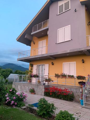 a house with flowers in front of it at Hotel Villa Linda in Shkodër