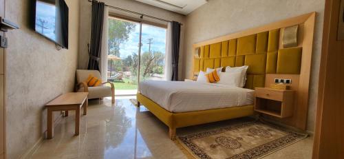 ein Schlafzimmer mit einem großen Bett und einem Fenster in der Unterkunft Le jardin de Jeanne in Marrakesch