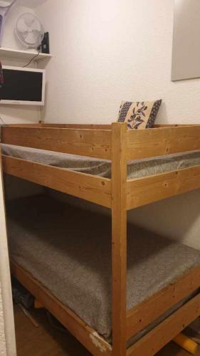 Ce lit superposé en bois se trouve dans un dortoir. dans l'établissement Studio 4 personnes, au Grau-du-Roi