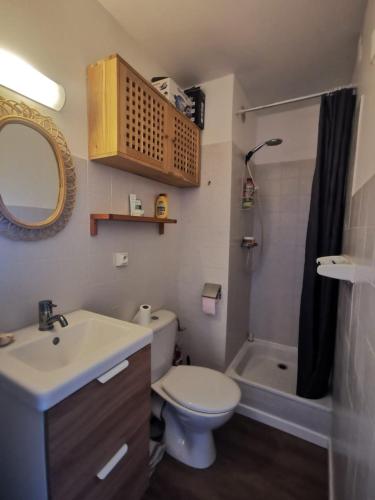 une salle de bain avec toilettes, lavabo et baignoire dans l'établissement Studio 4 personnes, au Grau-du-Roi