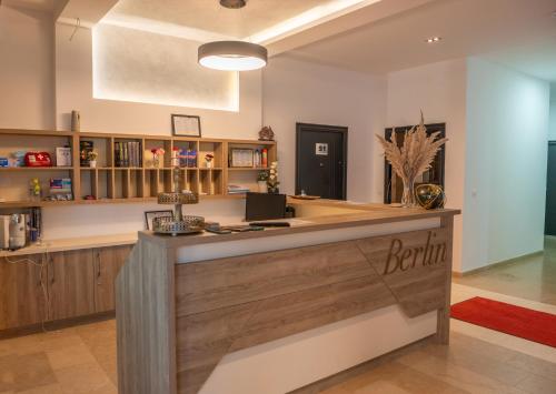 een lobby met een receptie in een gebouw bij Premium Berlin with Pool in Ulcinj
