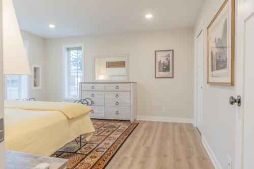 Χώρος καθιστικού στο Converted Blacksmith shop walking distance to downtown Douglas!