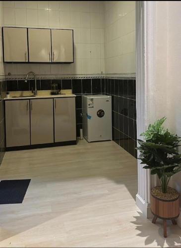 a kitchen with a sink and a refrigerator at شقه غرفه وصاله مودرن مع دخول ذاتي in Riyadh