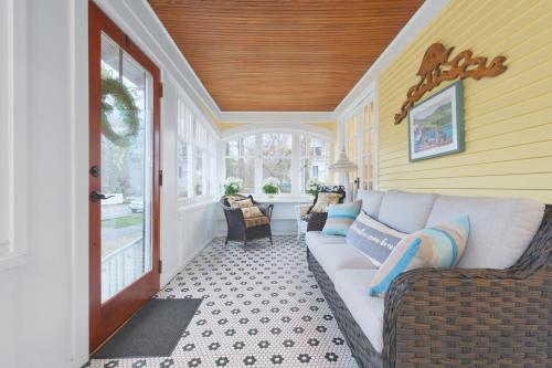 ソーガタックにあるLarge Home in Downtown Saugatuck & Pet Friendlyのギャラリーの写真