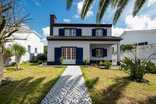a house with a blue and white facade at Azores Palmeira Villa in Ponta Delgada