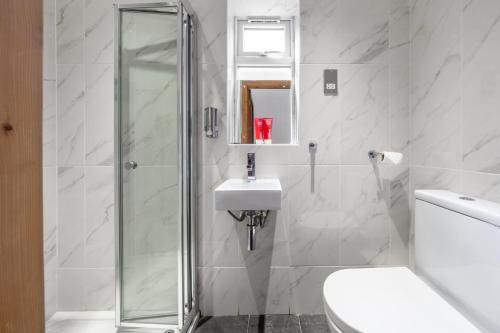 Ένα μπάνιο στο Barnet Serviced Accommodation - Elegant 5-Bedroom Home, Just a 7-Minute Stroll from High Barnet Station - Book Your Stay Today!"