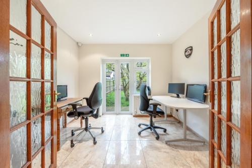 Φωτογραφία από το άλμπουμ του Barnet Serviced Accommodation - Elegant 5-Bedroom Home, Just a 7-Minute Stroll from High Barnet Station - Book Your Stay Today!" σε New Barnet