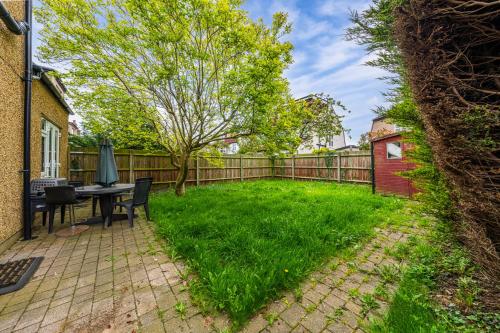 Κήπος έξω από το Barnet Serviced Accommodation - Elegant 5-Bedroom Home, Just a 7-Minute Stroll from High Barnet Station - Book Your Stay Today!"