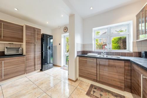 Η κουζίνα ή μικρή κουζίνα στο Barnet Serviced Accommodation - Elegant 5-Bedroom Home, Just a 7-Minute Stroll from High Barnet Station - Book Your Stay Today!"