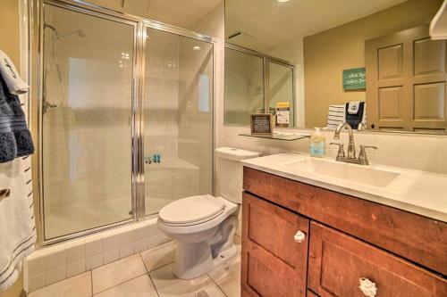 e bagno con servizi igienici, doccia e lavandino. di Lux Oceanfront Villa With Breathtaking Views ad Avalon