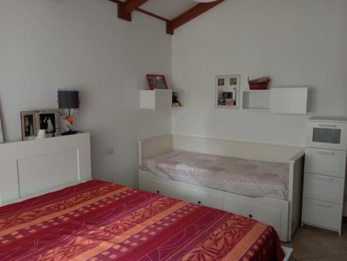 プトゥツ・イドゥにあるSardinia Ovest 2の白い壁のベッドルーム1室(ベッド1台付)