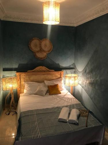 - une chambre avec un lit et 2 lampes dans l'établissement Flottement Des Songes, à Marrakech
