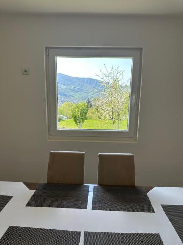 Vista generica sulle montagne o vista sulle montagne dall'interno della villa