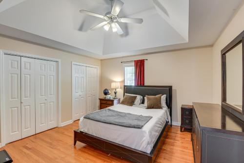 1 dormitorio con 1 cama y ventilador de techo en Cozy Hermitage Home with Deck 11 Mi to Nashville!, en Hermitage