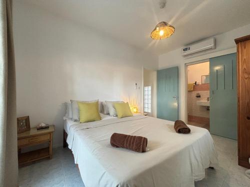 a bedroom with two beds with towels on them at Oasis de Paix près de la plage in Flic-en-Flac