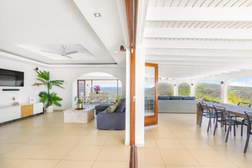 Ein Balkon oder eine Terrasse in der Unterkunft Exclusive 10-Guest Seaview Villa in Gated Community with Pool & Private Beach Access