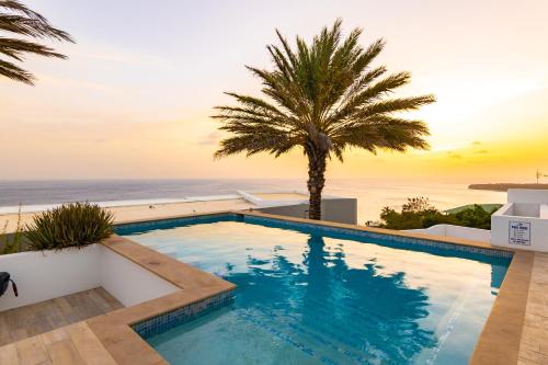 Der Swimmingpool an oder in der Nähe von Exclusive 10-Guest Seaview Villa in Gated Community with Pool & Private Beach Access