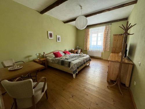 Una cama o camas en una habitación de Hotel U Hrabenky