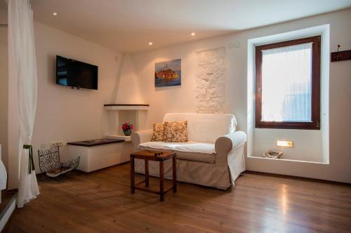 Gorgeous Studio Tiramola