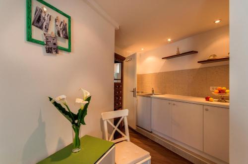 Gorgeous Studio Tiramola