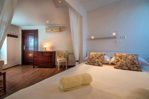 Gorgeous Studio Tiramola